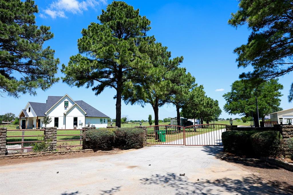 10575 Friendship Road Pilot Point, TX 76258 - Photo 12 of 32