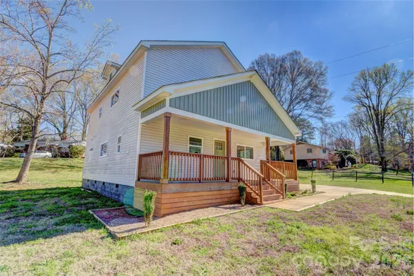 a view of a house with a yard