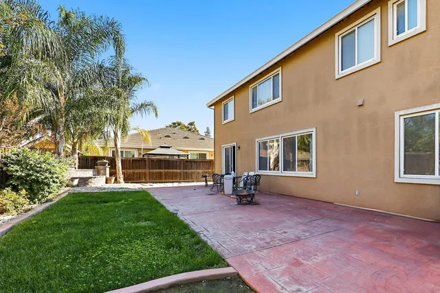 a view of backyard of the house