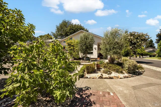 $1,095,000 | 1183 Mountain View Circle, Napa, CA 94558