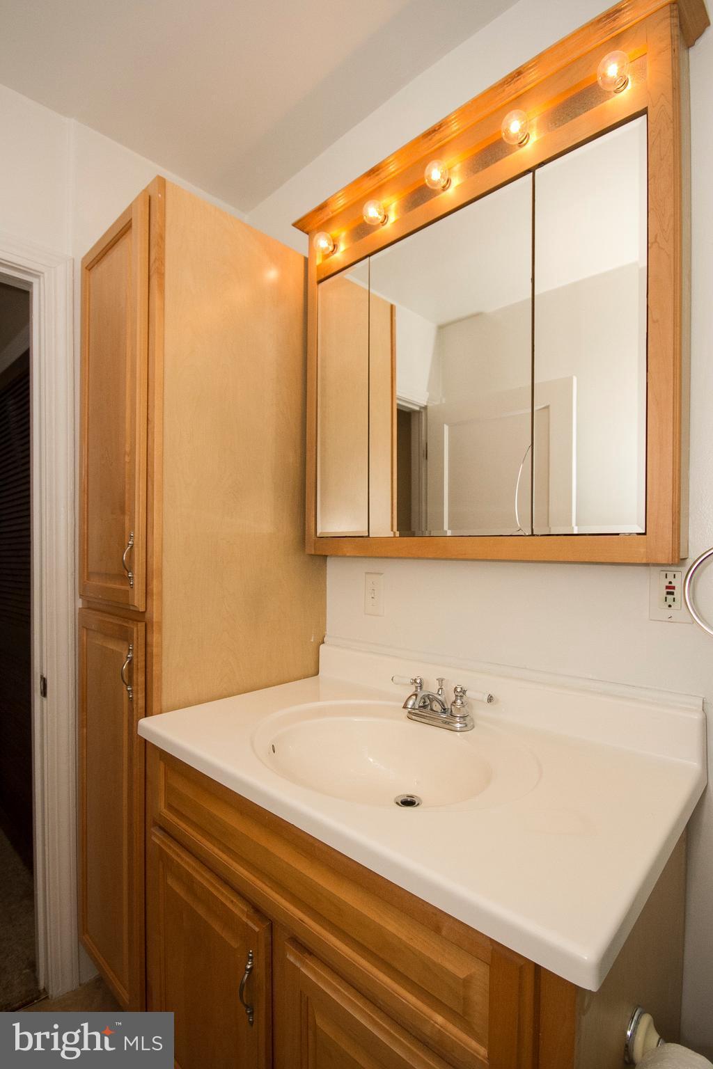 809 North Woodlynn Road Baltimore, MD 21221 - Photo 11 of 23 Bath