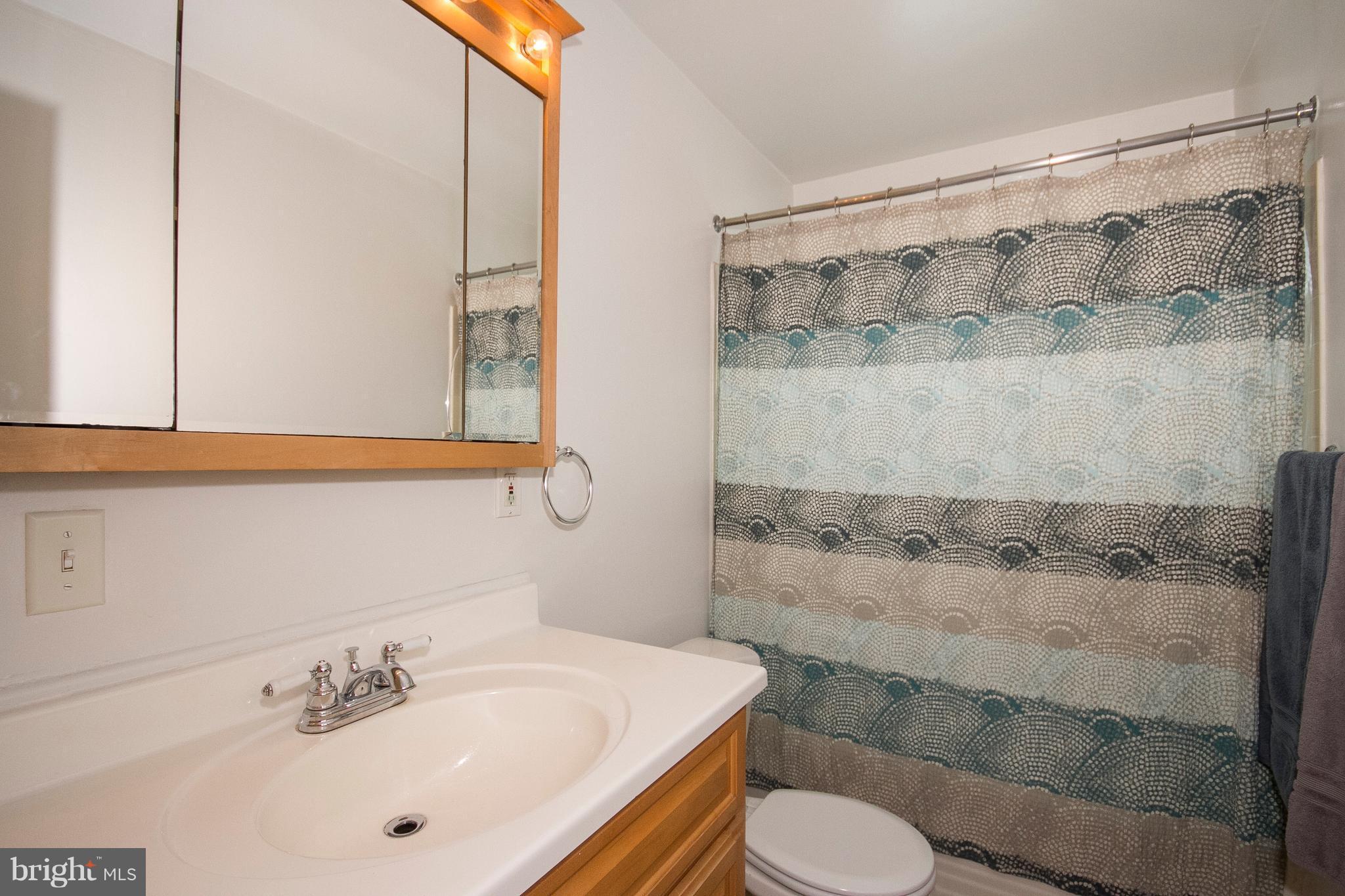809 North Woodlynn Road Baltimore, MD 21221 - Photo 12 of 23 Bath