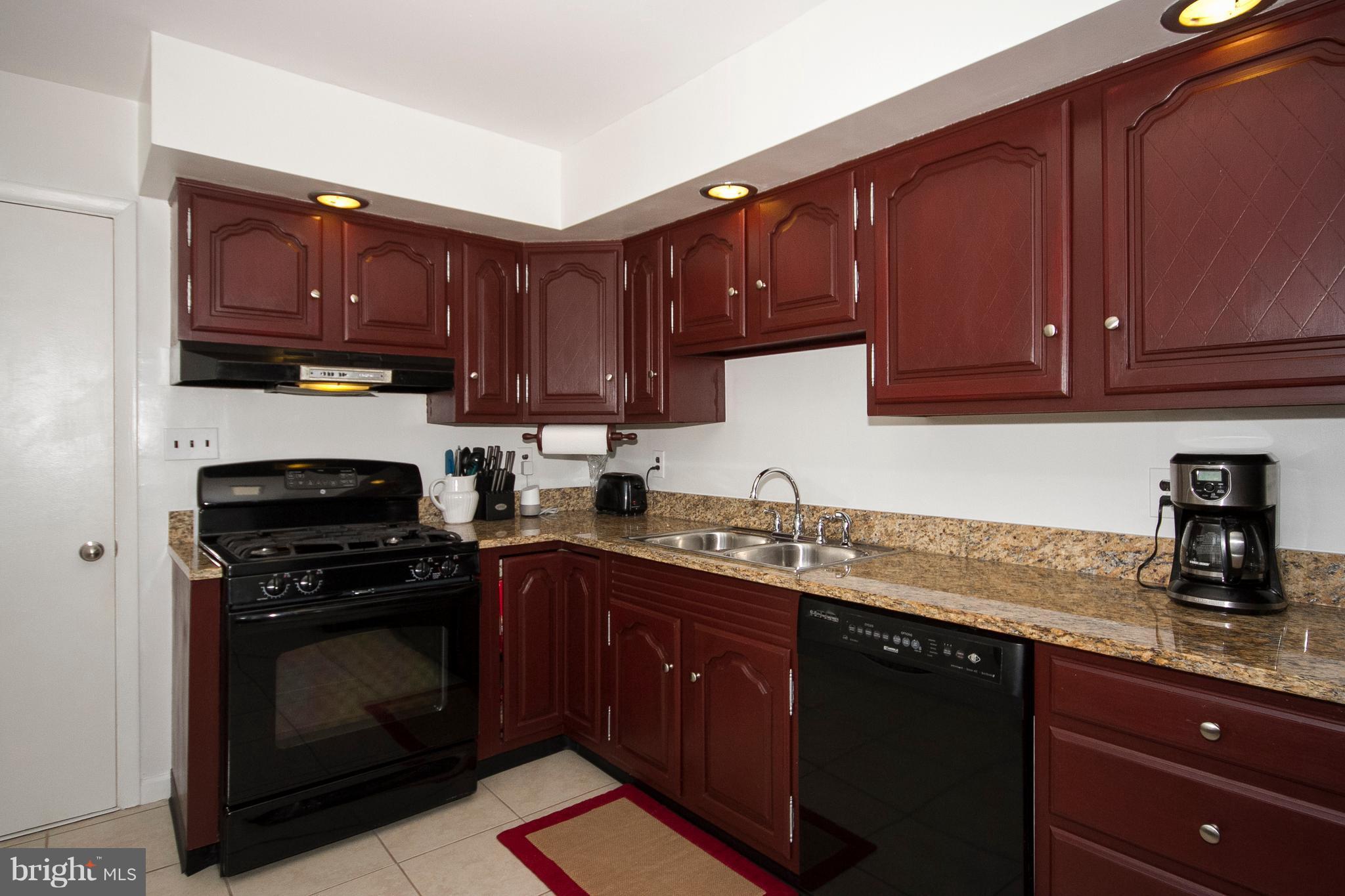 809 North Woodlynn Road Baltimore, MD 21221 - Photo 3 of 23 Granite Counter Tops & Double Sink