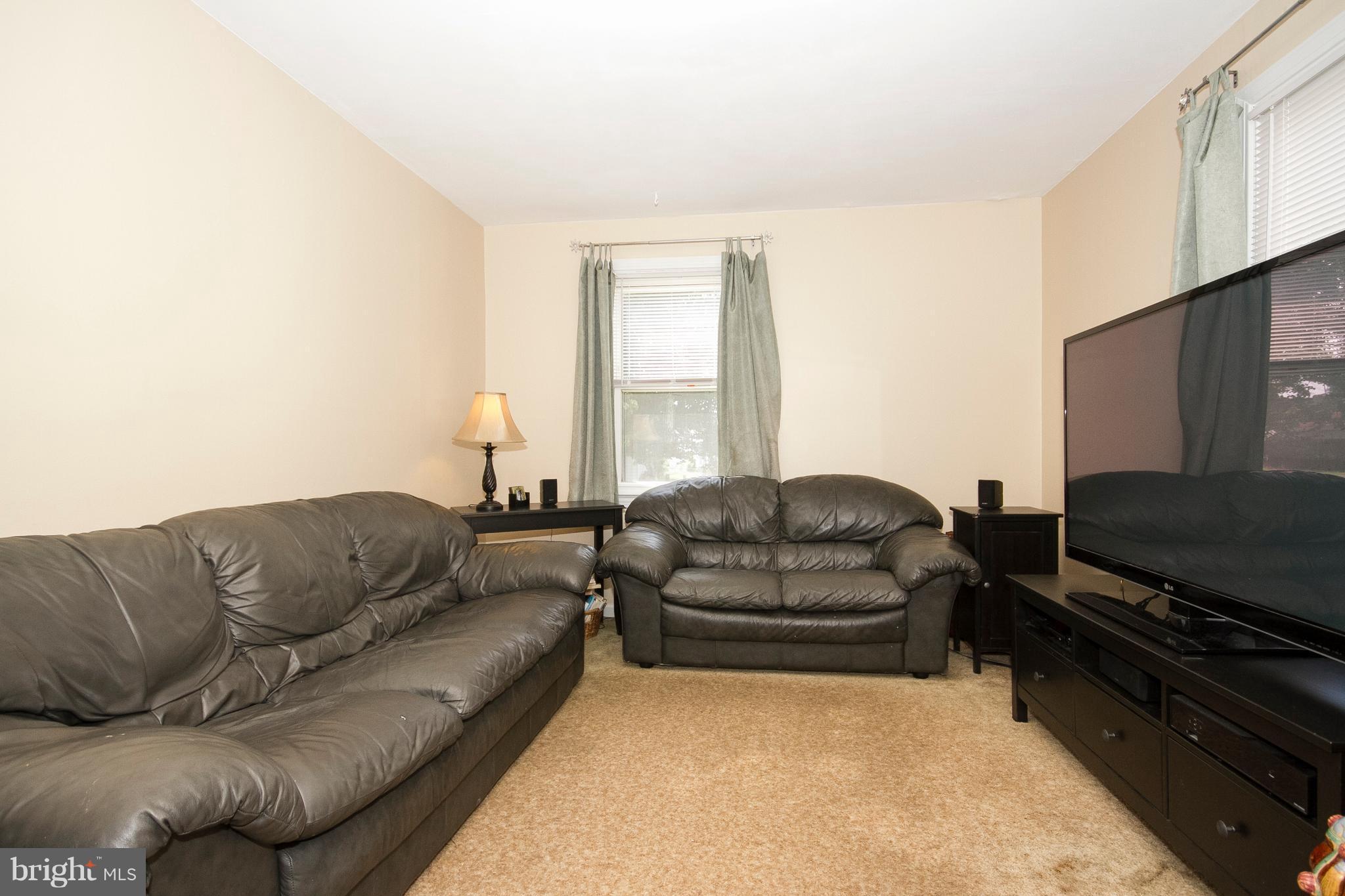 809 North Woodlynn Road Baltimore, MD 21221 - Photo 8 of 23 Living Room