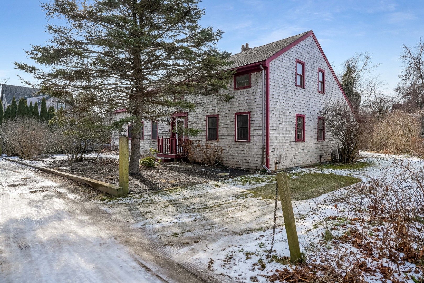 32 Norton Orchard Road Edgartown, MA 02539 - Photo 4 of 40 Right Driveway