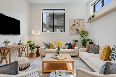 $899,900 | 1541 West Pearson Street, Unit 1, Chicago, IL 60642