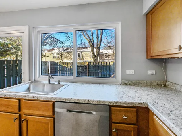 $294,900 | 1986 Brighton Lane, Hoffman Estates, IL 60169