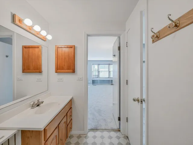 $294,900 | 1986 Brighton Lane, Hoffman Estates, IL 60169