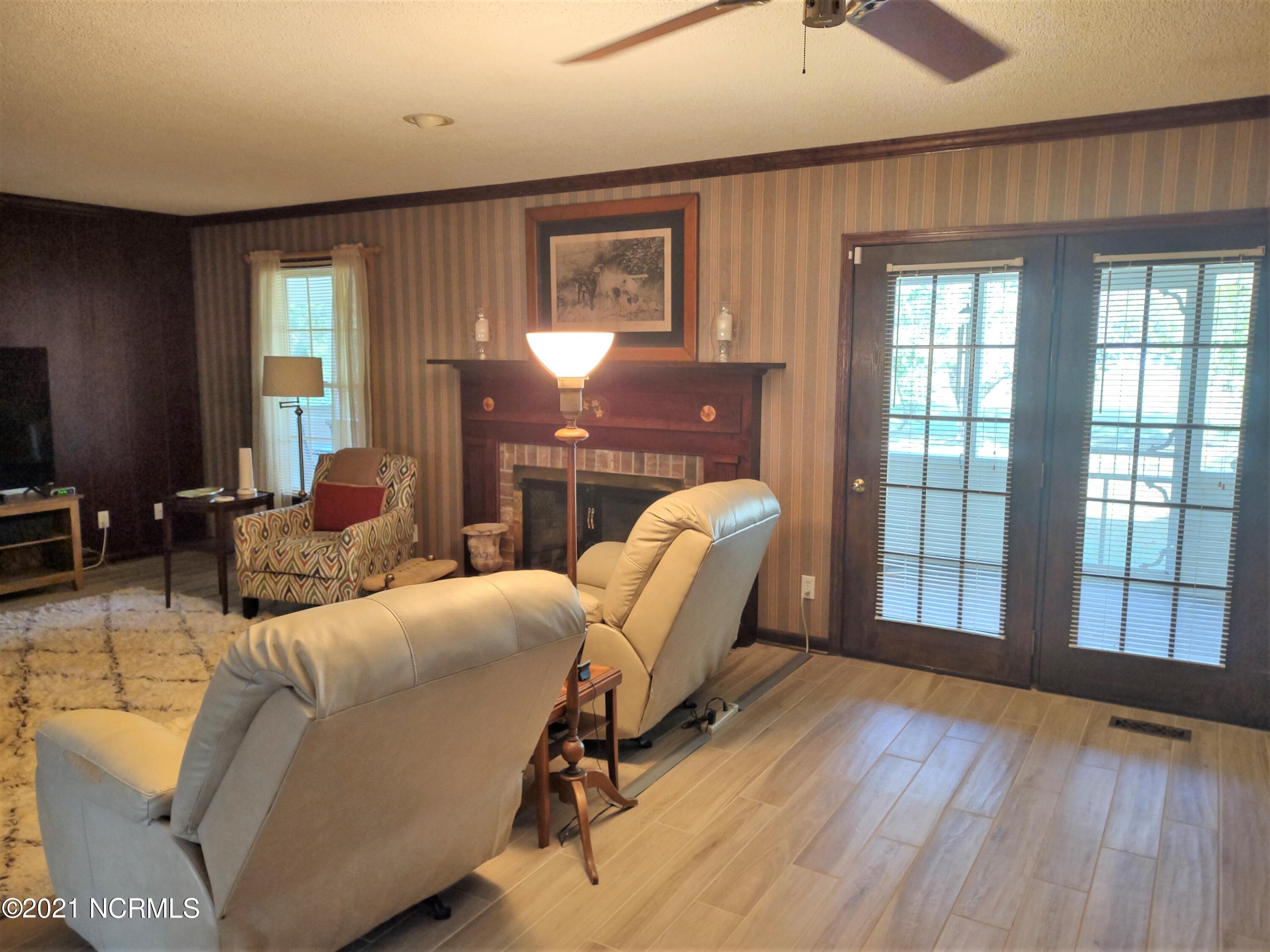 242 Copeland Road Beaufort, NC 28516 - Photo 12 of 34 FAMILTY ROOM