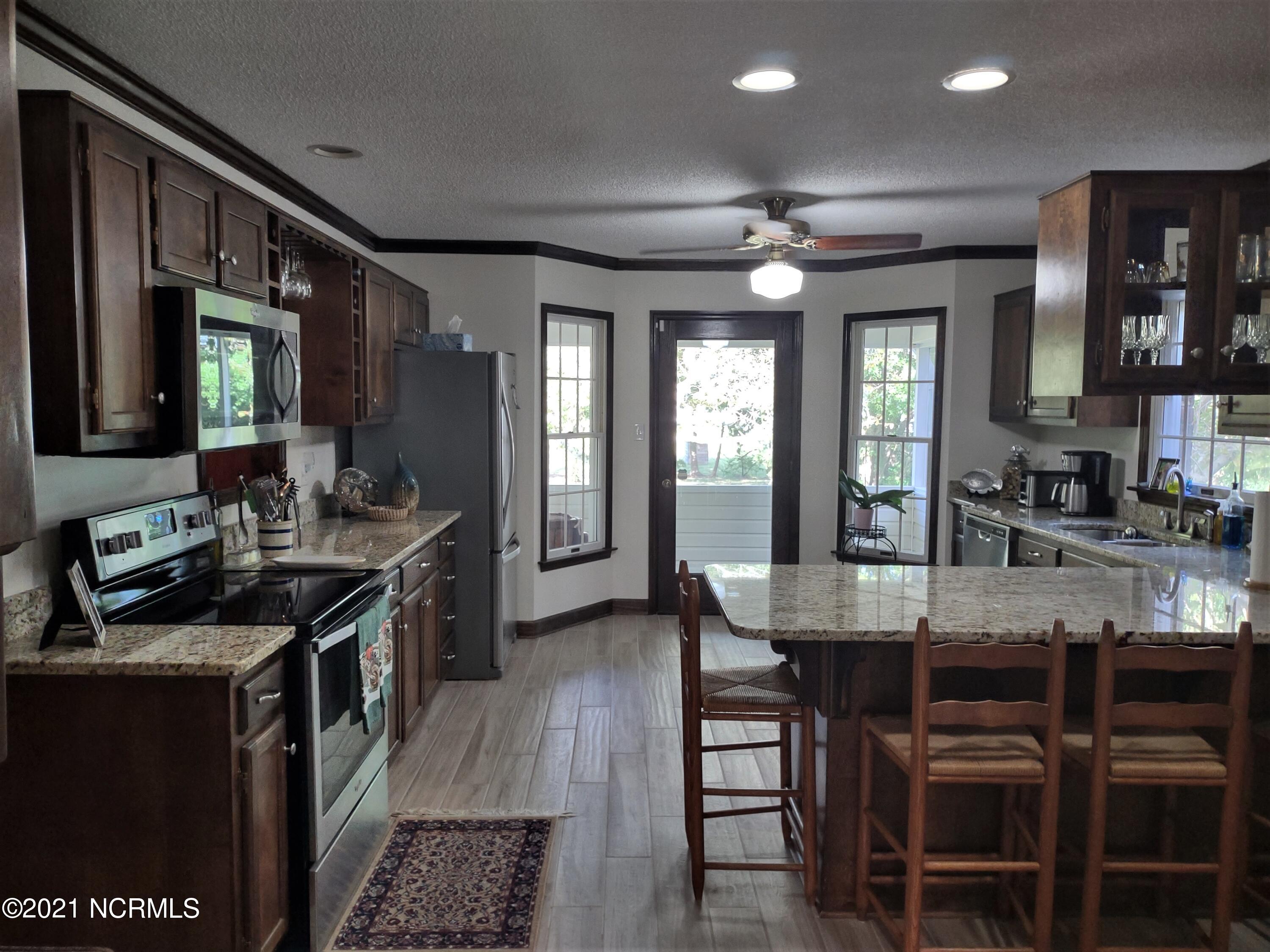 242 Copeland Road Beaufort, NC 28516 - Photo 8 of 34 KITCHEN