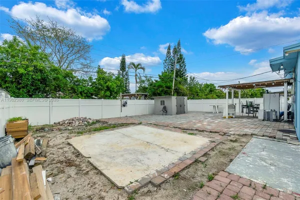 a view of a backyard