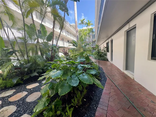 $2,350 | 3242 Mary Street, Unit S115, Miami, FL 33133