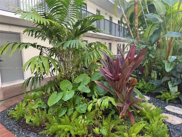 $2,350 | 3242 Mary Street, Unit S115, Miami, FL 33133