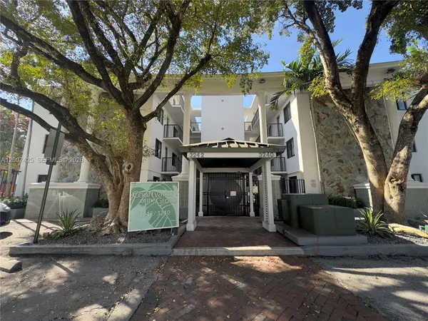 $2,350 | 3242 Mary Street, Unit S115, Miami, FL 33133