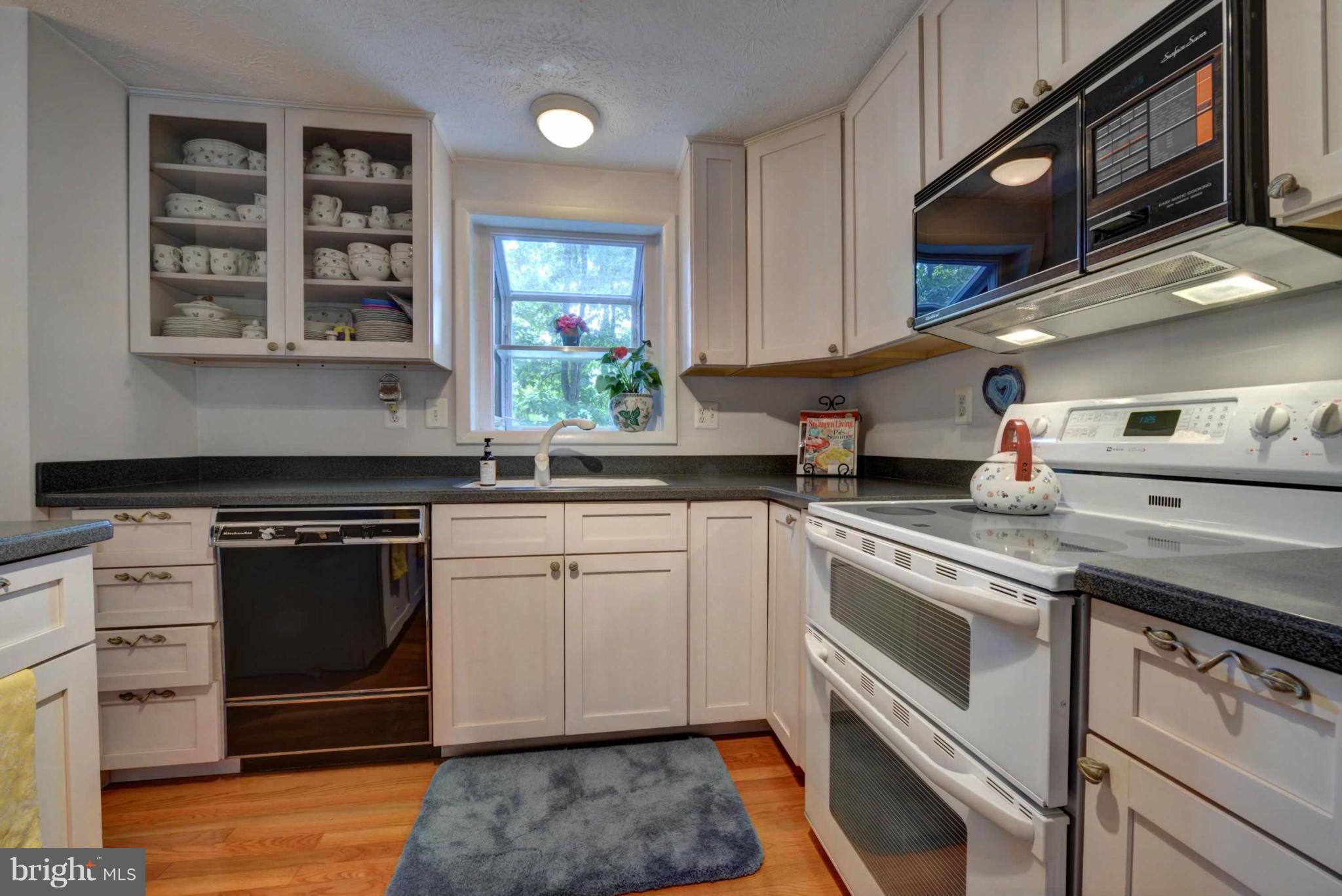 6119 Covered Bridge Road Burke, VA 22015 - Photo 9 of 30 Kitchen