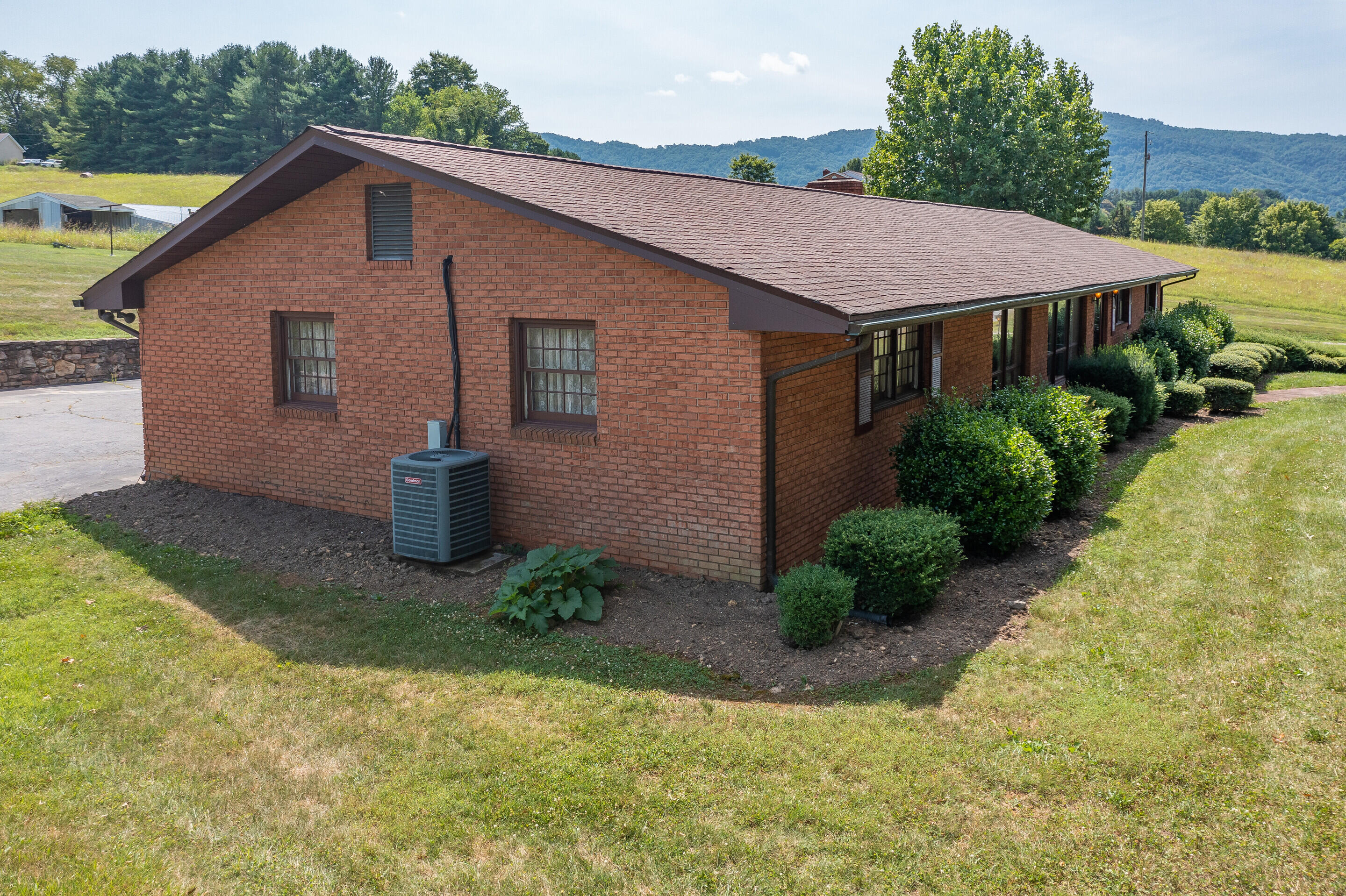 5296 Cloverdale Road Roanoke, VA 24012 - Photo 5 of 48 04_5296_Cloverdale_Rd04_mls