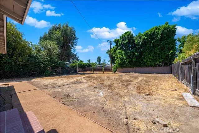 a view of a house with a backyard