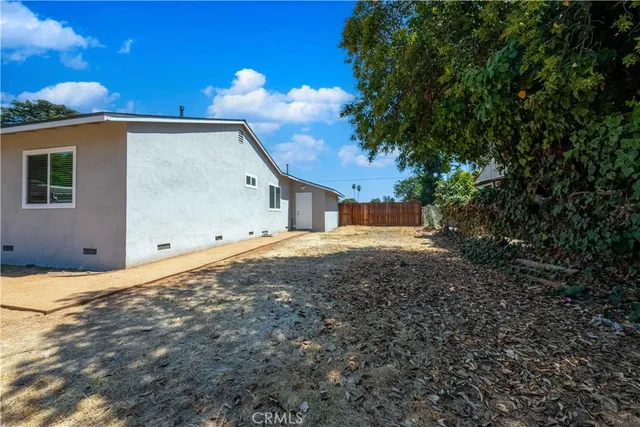 a view of a backyard