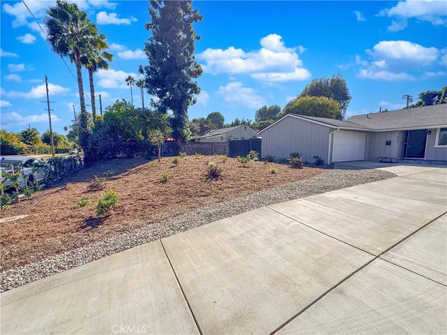 a view of a backyard