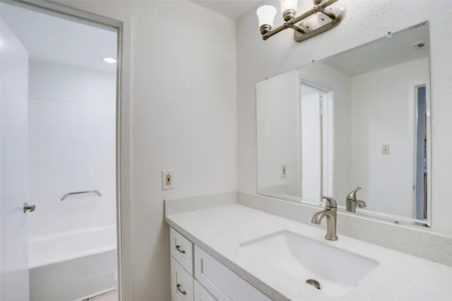 $340,000 | 401 Lakeside Lane, Unit 108, Houston, TX 77058