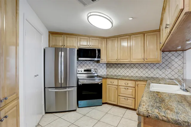 $340,000 | 401 Lakeside Lane, Unit 108, Houston, TX 77058