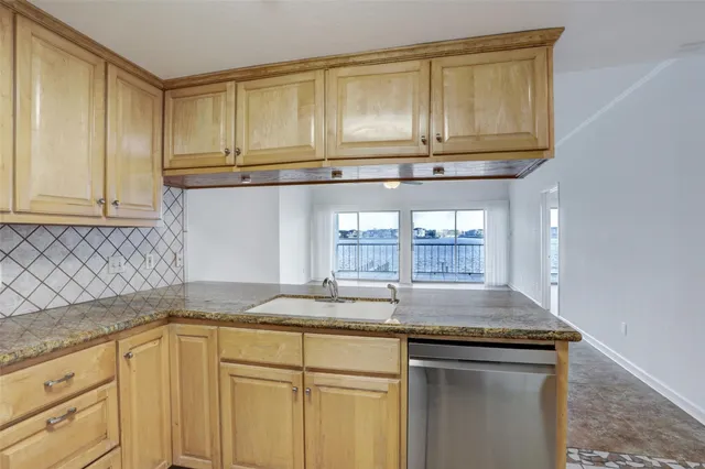 $340,000 | 401 Lakeside Lane, Unit 108, Houston, TX 77058