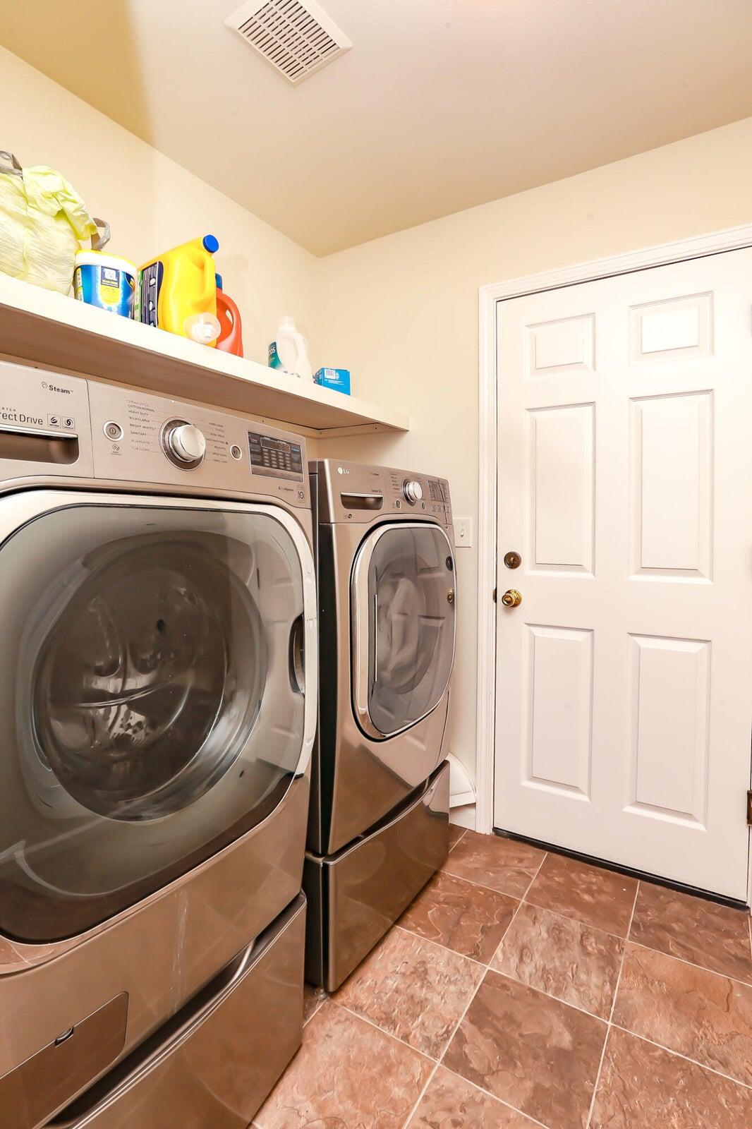 3527 Adams Lane Redding, CA 96002 - Photo 29 of 36 Laundry Room
