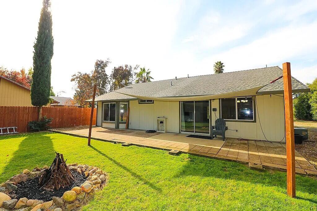 3527 Adams Lane Redding, CA 96002 - Photo 6 of 36 Back patio 1