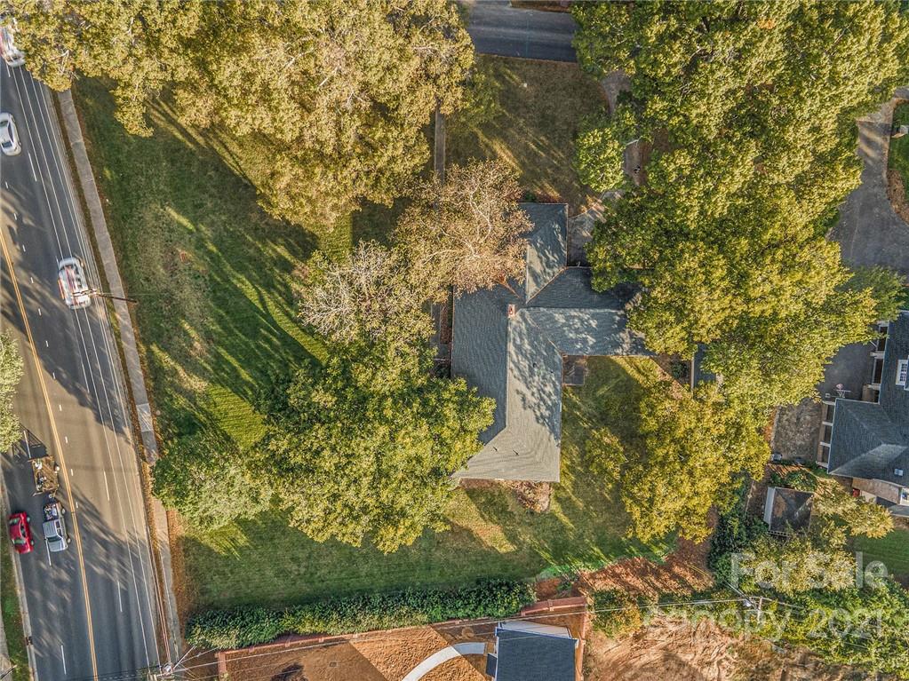 3301 Sharon Road Charlotte, NC 28211 - Photo 10 of 15 a backyard of a house with lots of green space
