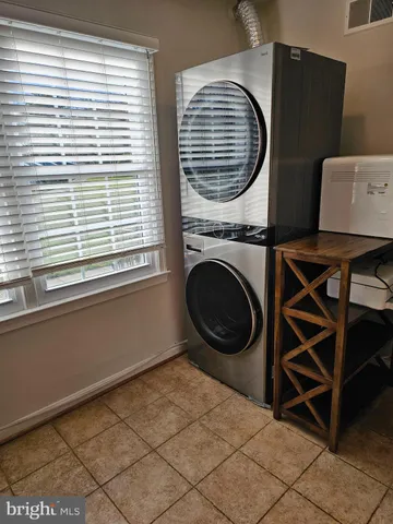 a view of a livingroom with washer and dryer
