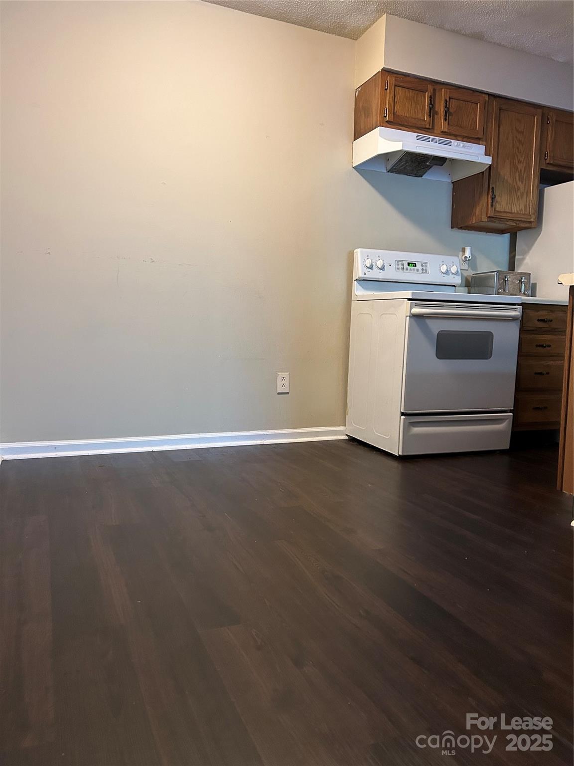 9629 Vinca Circle, Unit H Charlotte, NC 28213 - Photo 2 of 10 a stove top oven sitting inside of a kitchen
