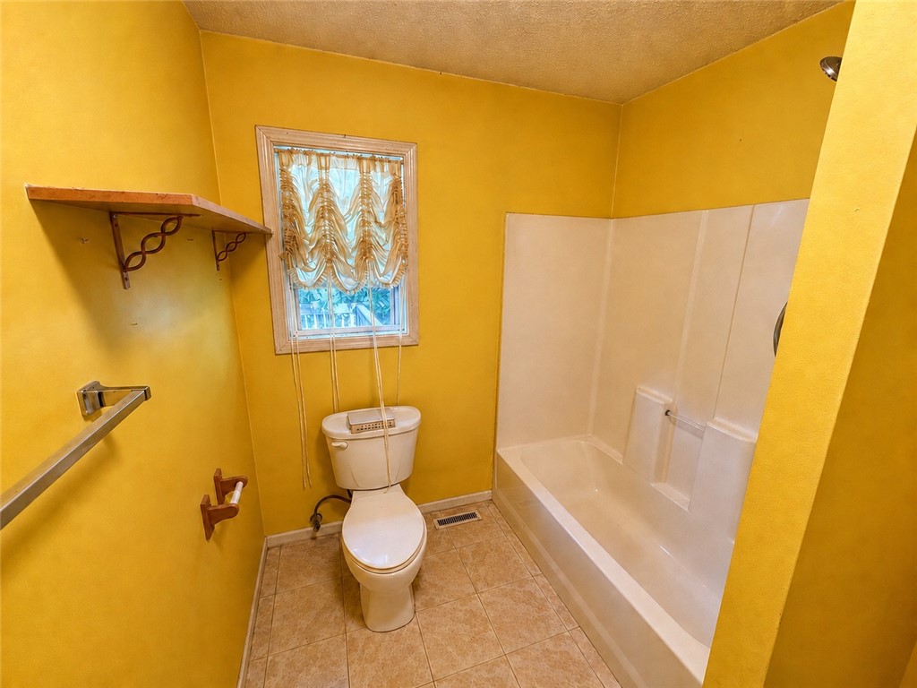 138 Cloverdale Road Seneca, SC 29678 - Photo 21 of 27 A compact bath space features a functional shower-tub combination.
