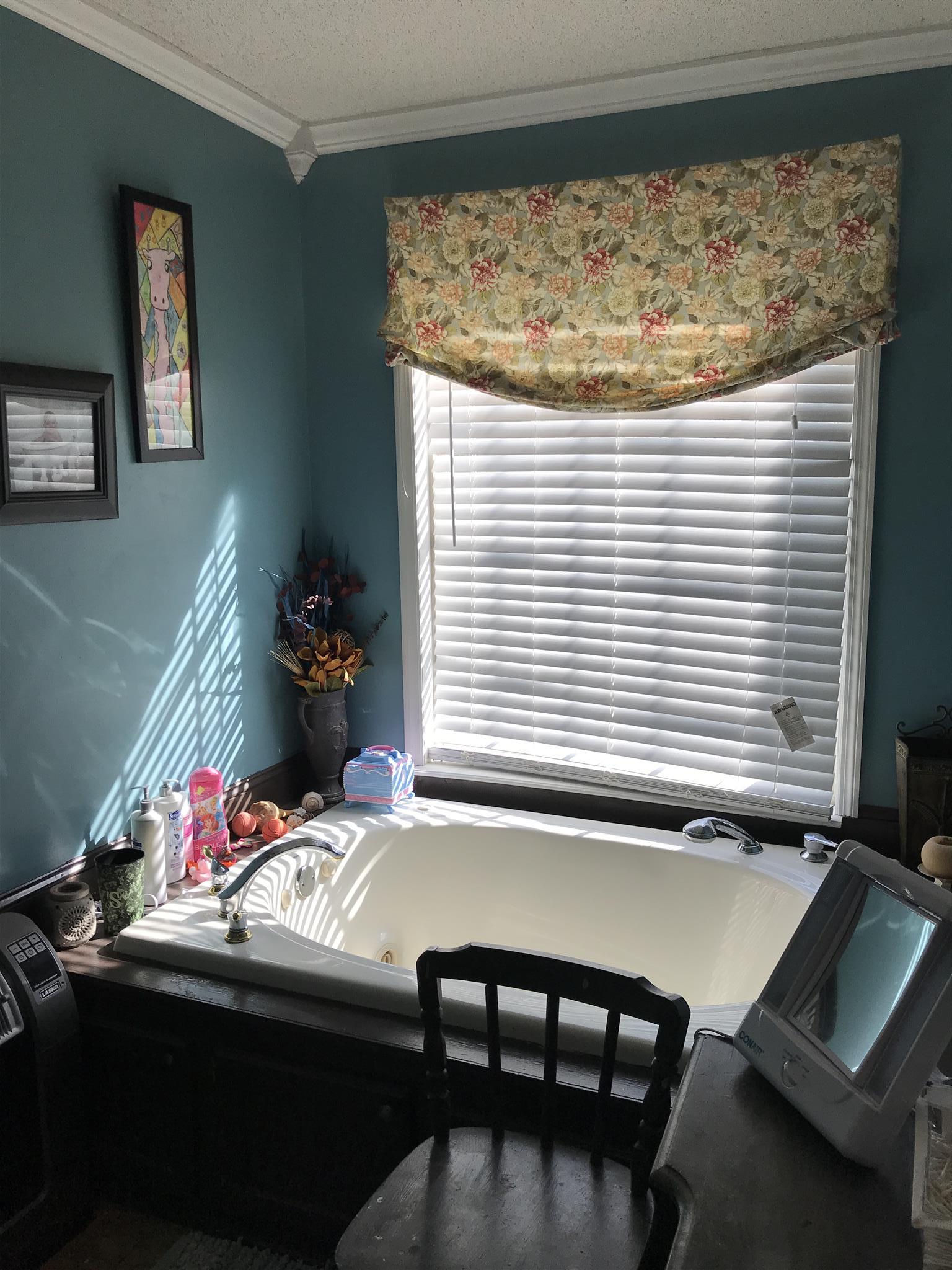 82 Five Points Road Loretto, TN 38469 - Photo 14 of 24 a room with a window