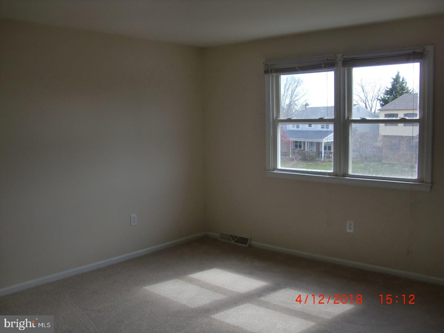 3 Valley Forge Road New Castle, DE 19720 - Photo 12 of 17 Living Room