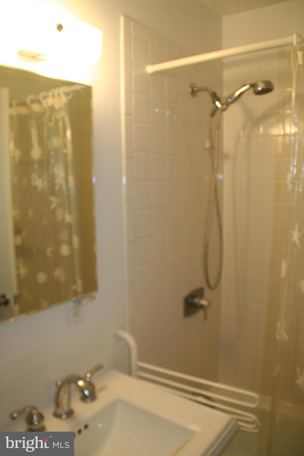 1350 Northgate Square Reston, VA 20190 - Photo 11 of 20 Full Bath - Tile floor and Tile Surround