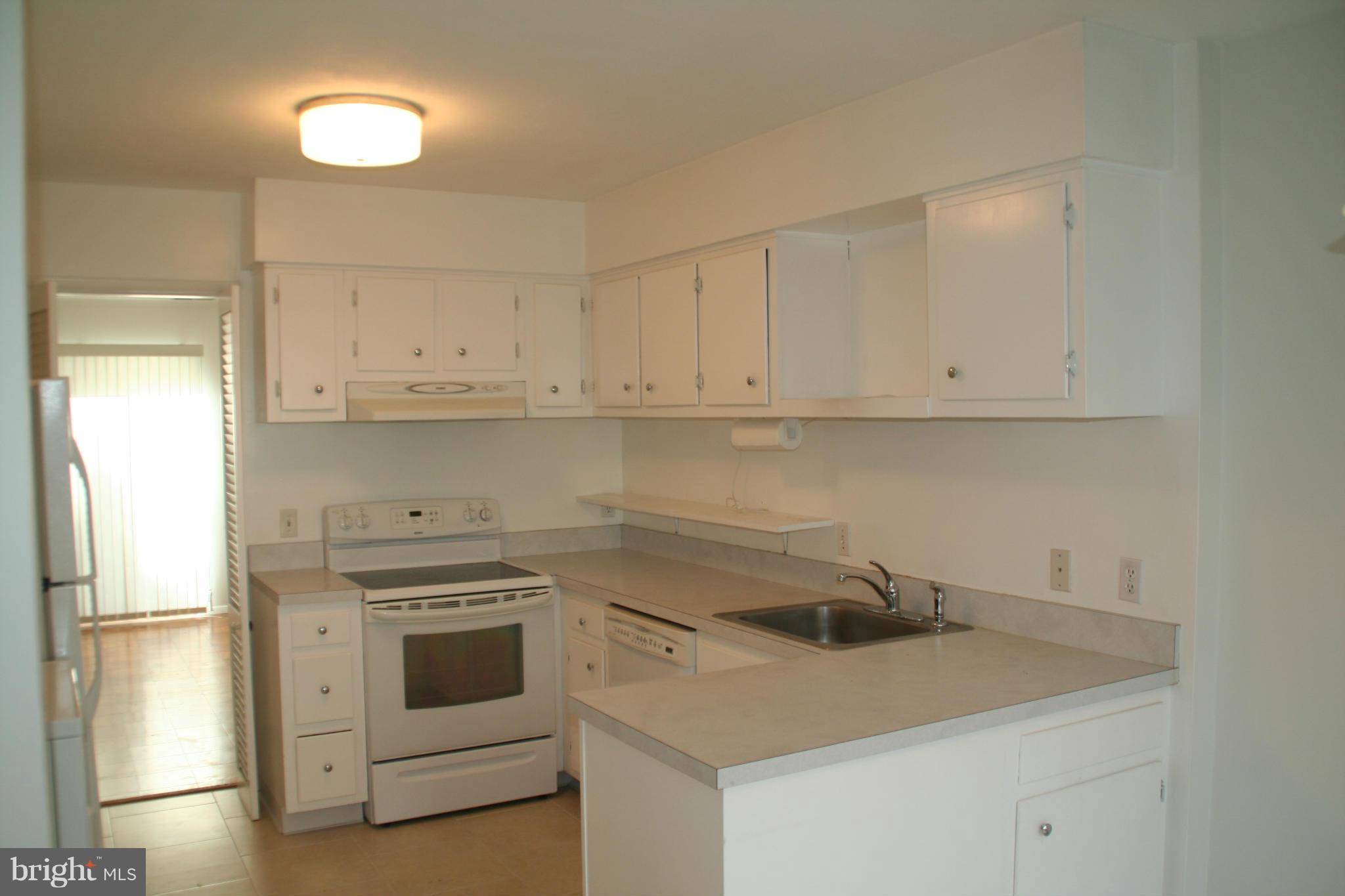 1350 Northgate Square Reston, VA 20190 - Photo 3 of 20 Kitchen