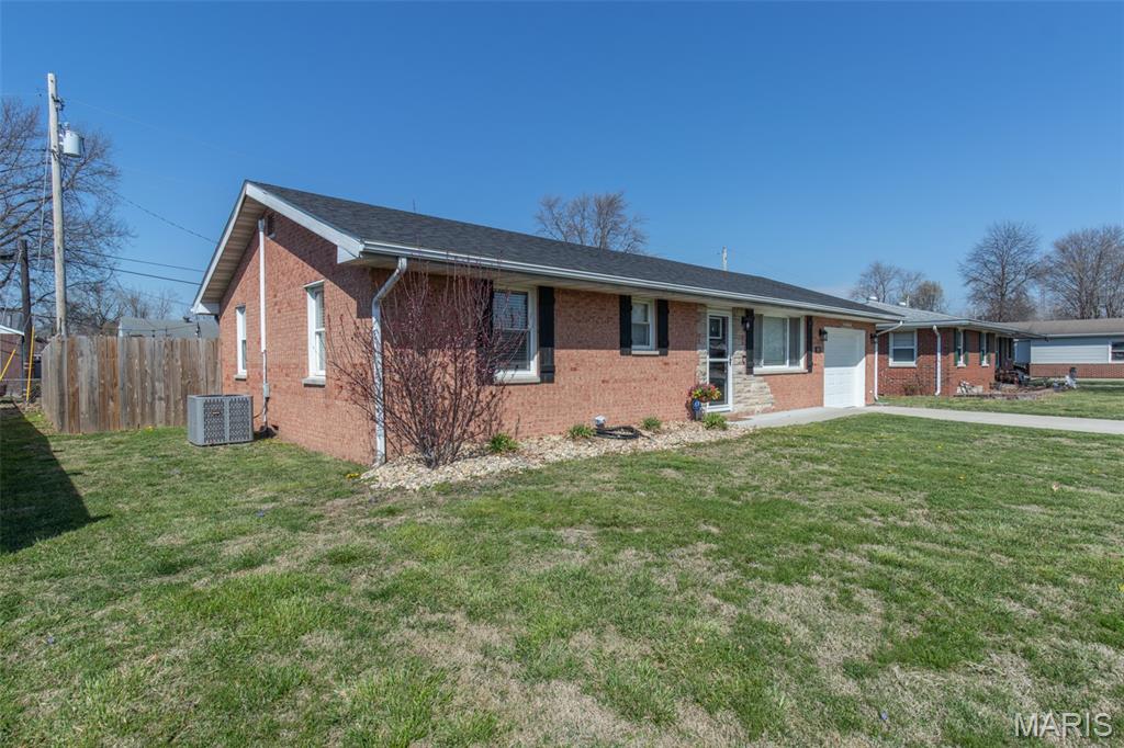 105 Surrey Lane Bethalto, IL 62010 - Photo 2 of 19