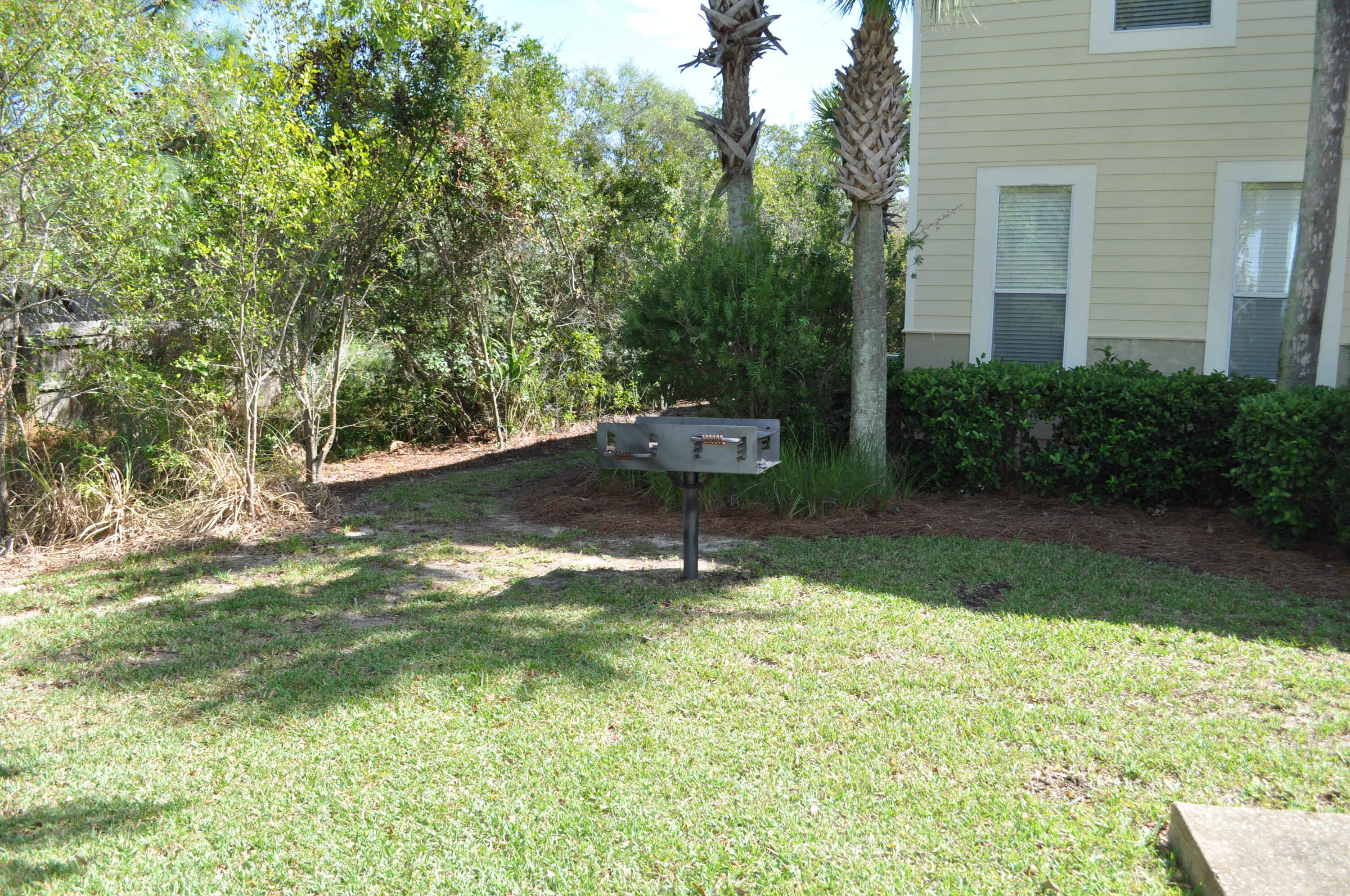 136 Shorebird Drive, Unit 724 Santa Rosa Beach, FL 32459 - Photo 36 of 49 a backyard of a house with lots of green space