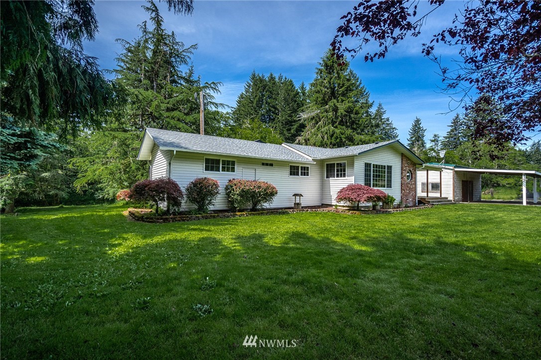 1561 King Road Winlock, WA 98596 - Photo 2 of 23 a front view of a house with a garden