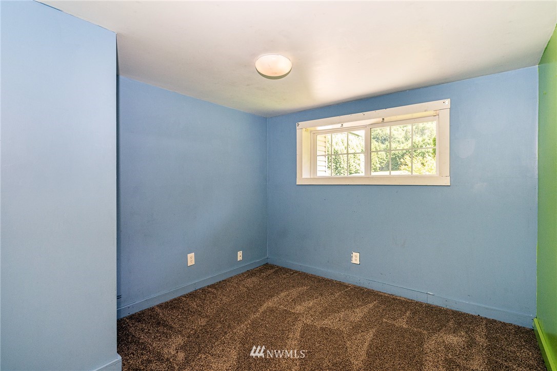 1561 King Road Winlock, WA 98596 - Photo 17 of 23 a view of room with window