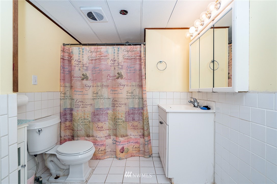 1561 King Road Winlock, WA 98596 - Photo 18 of 23 a bathroom with a sink toilet and shower