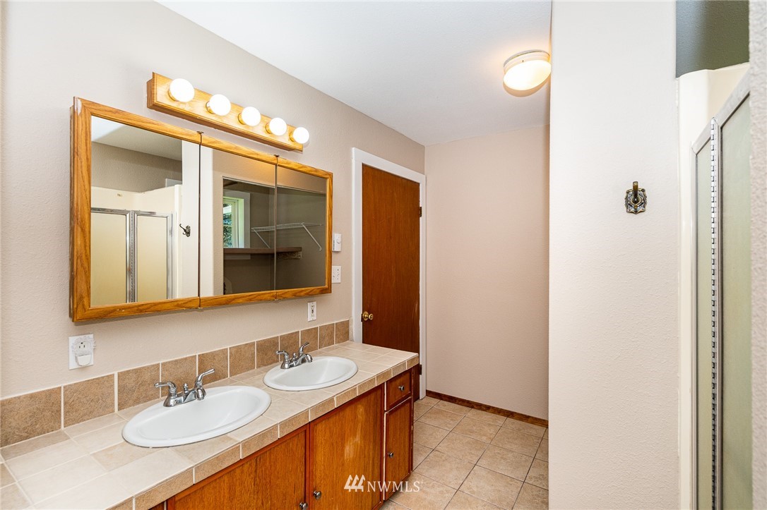 1561 King Road Winlock, WA 98596 - Photo 19 of 23 a bathroom with a sink and a mirror