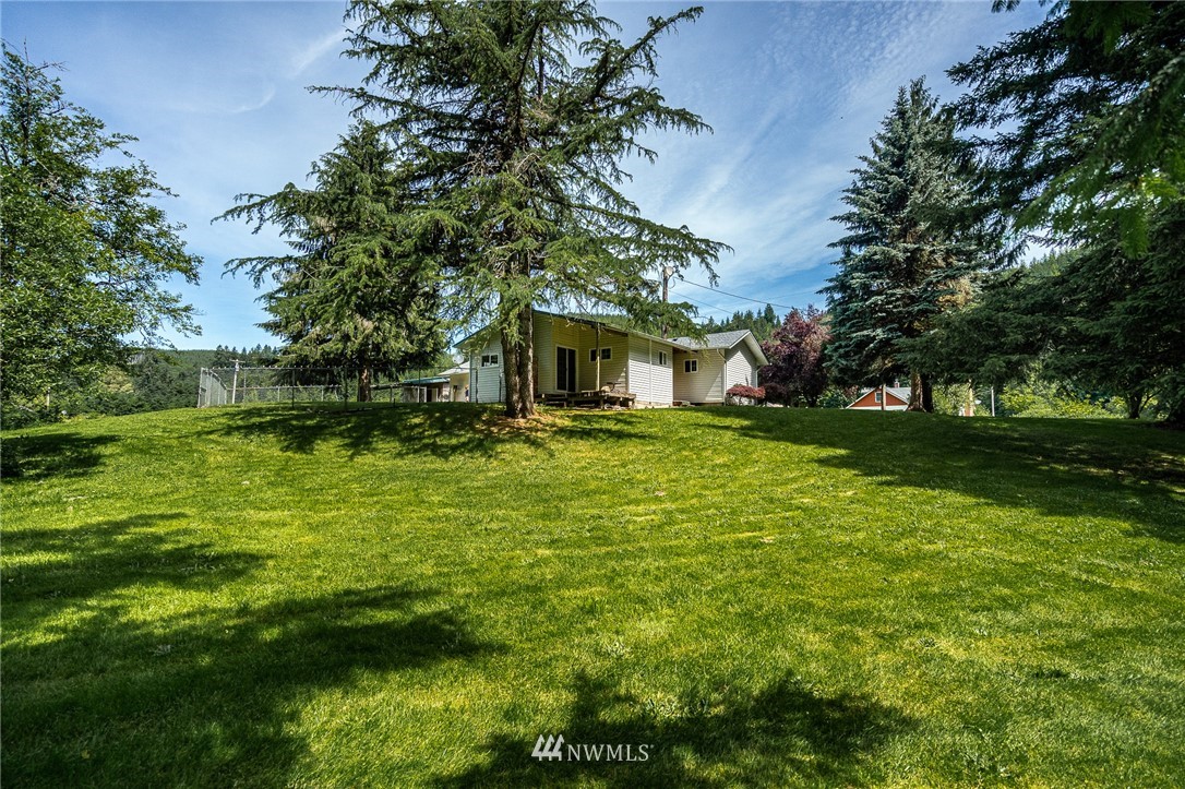 1561 King Road Winlock, WA 98596 - Photo 23 of 23 a front view of a house with garden