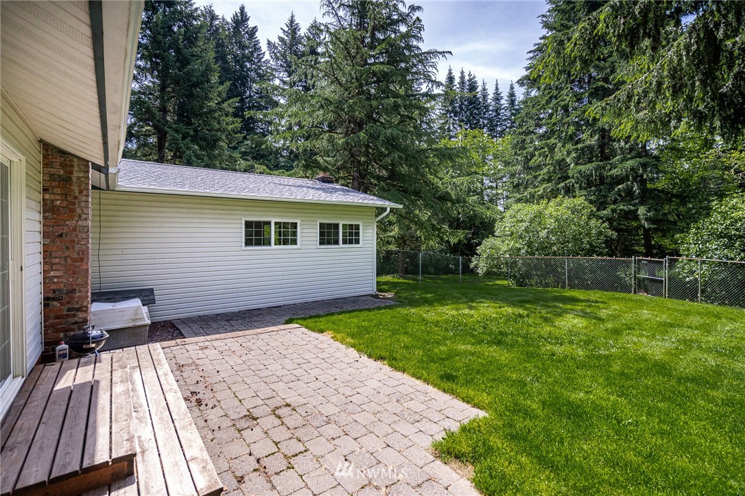 1561 King Road Winlock, WA 98596 - Photo 4 of 23 a backyard of a house with lots of green space