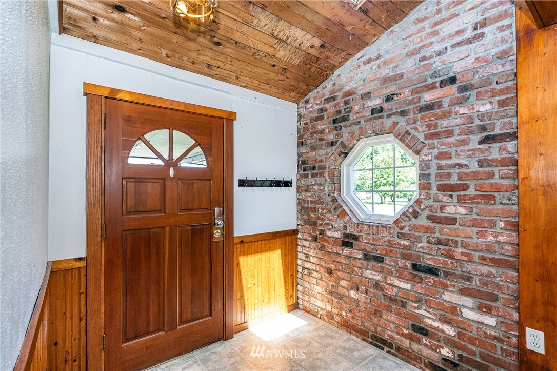 1561 King Road Winlock, WA 98596 - Photo 9 of 23 a view of entryway with wooden floor