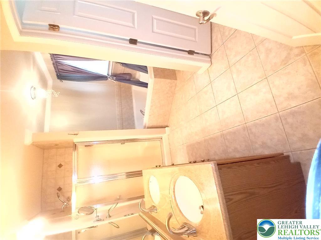 1560 Deer Path Road Easton, PA 18040 - Photo 17 of 38 Primary bathroom