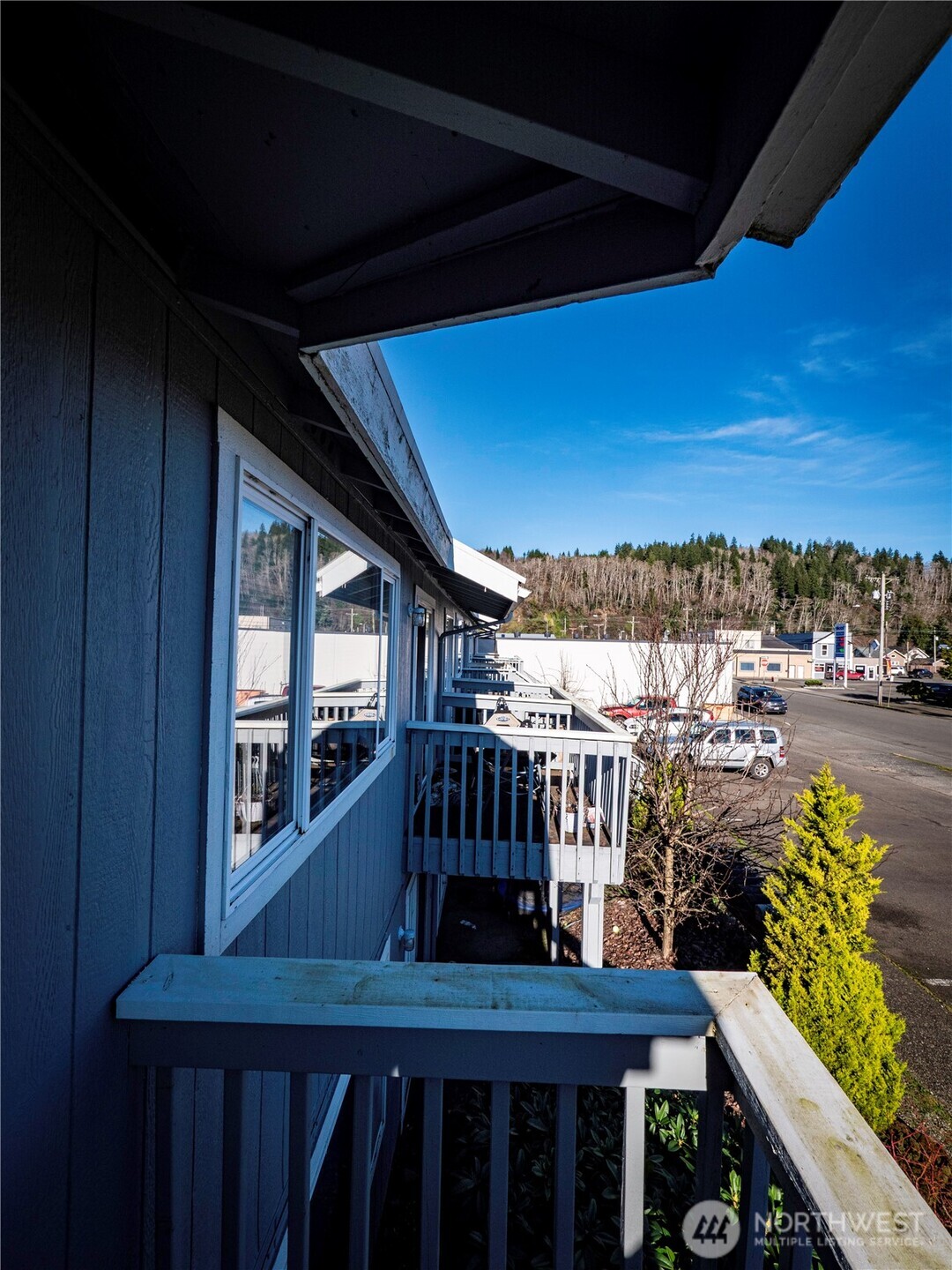 414 Ontario Street Hoquiam, WA 98550 - Photo 23 of 40 a view of a balcony with chairs