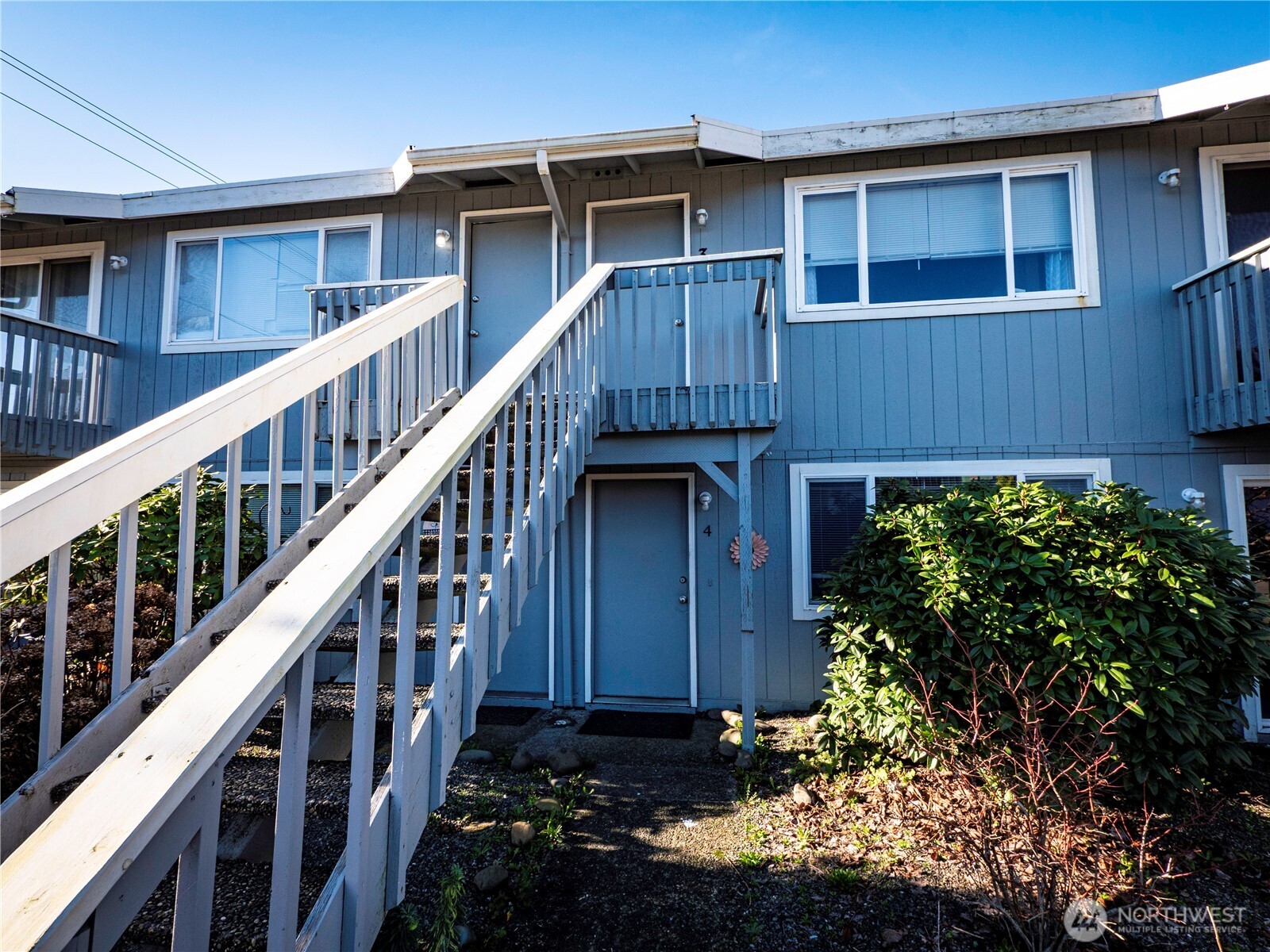 414 Ontario Street Hoquiam, WA 98550 - Photo 24 of 40 a view of a house with wooden fence and porch