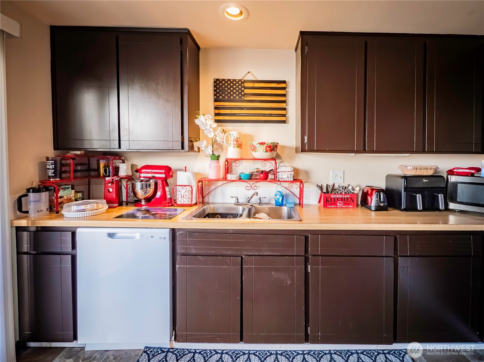 414 Ontario Street Hoquiam, WA 98550 - Photo 27 of 40 a kitchen with granite countertop a sink dishwasher stove and cabinets