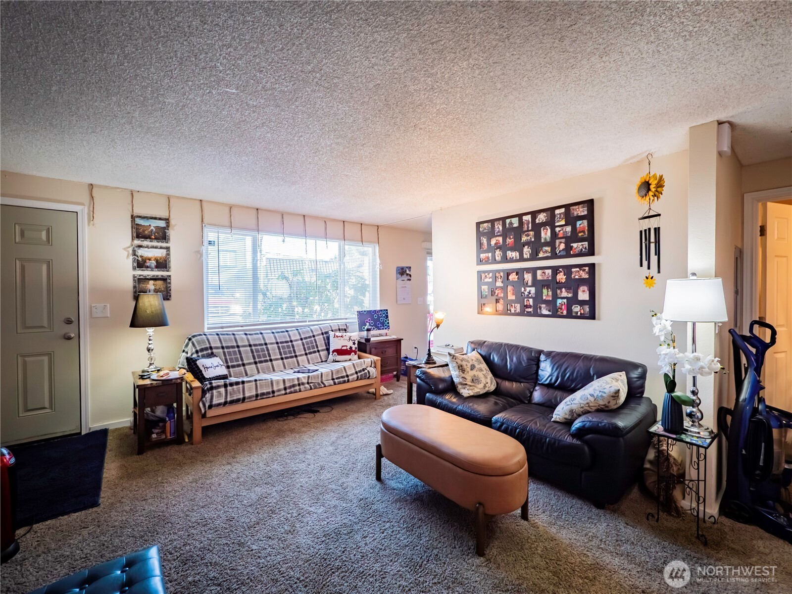 414 Ontario Street Hoquiam, WA 98550 - Photo 31 of 40 a bedroom with a bed and a couch